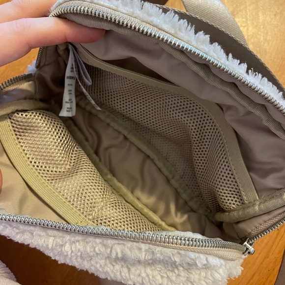 Lululemon Everywhere Belt Bag Sherpa - Picture 2 of 4